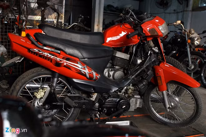 Chủ xưởng cùng với một người bạn hiện thay nhau quản lý cửa hàng. Với những chiếc xe hàng hiếm, thợ gò, sơn tốt nhất từ nơi khác còn được thuê để thực hiện việc phục chế xe.