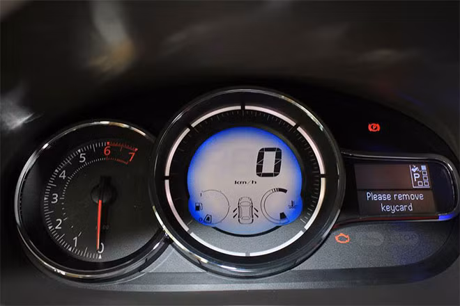 Các trang bị an toàn tiêu chuẩn gồm 6 túi khí, phanh đĩa tích hợp chống bó cứng phanh (ABS), phân bổ lực phanh điện tử (EBD)...