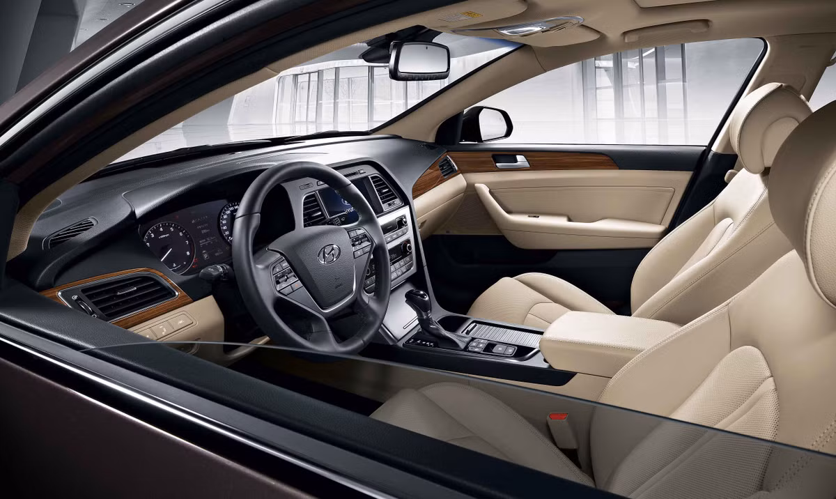 Sonata thế hệ mới không chỉ đẹp mà còn sang trọng và tinh tế hơn người tiền nhiệm. Mẫu xe xuất hiện tại Việt Nam được trang bị động cơ 2,0 lít, số tự động 6 cấp.