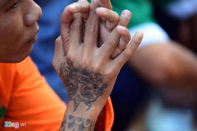 Học viên tên Hòa ở trung tâm cai nghiện ma túy Phú Văn (Bình Phước) đã bị nhiễm HIV khi sử dụng bơm kim tiêm chích ma túy chung với bạn bè. Sau nhiều lần ra vào các trại cai nghiện và trại tù, những chiến hữu đã khắc lên người thanh niên này những hình xăm để làm... kỷ niệm. "Những hình xăm này là do bạn bè trong tù khắc giúp chứ không phải ở các tiệm trong thành phố", Hòa cho biết.