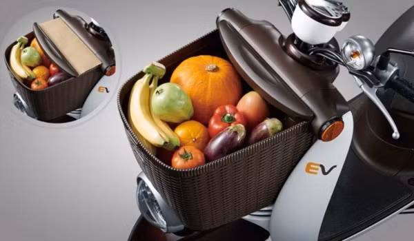 Xe có giỏ đựng đồ gắn trên đầu xe.