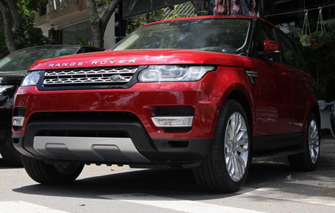 Range Rover Sport Autobiography 2014 bắt gặp tại Sài Gòn hồi tháng 5/2014 có màu đỏ chói, sở hữu kích thước dài 4.850 mm, rộng 2.220 mm, cao 1.780 mm, với chiều dài cơ sở 2.923 mm.