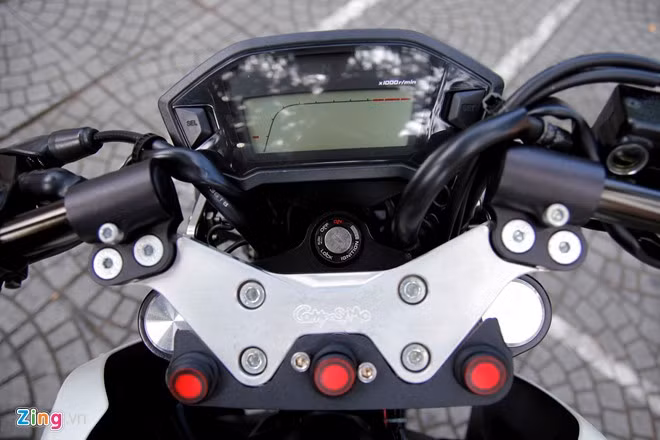 Xe được giữ lại cụm đồng hồ LCD, tuy nhiên tay lái đã được thay thế và chế thêm ba công tắc đèn. Ba công tắc này gắn với ba dải đèn LED, vì vậy tùy theo điều kiện thời tiết có thể bật một, hai hoặc ba dải đèn cùng lúc.