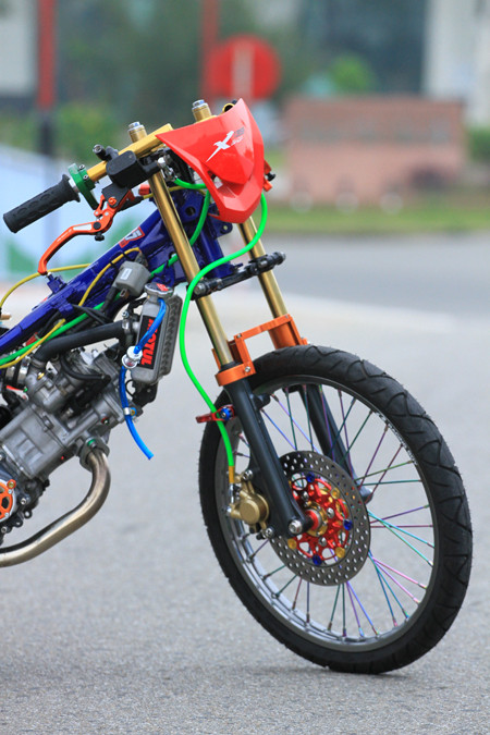 Xe được dọn theo phong cách drag Thái Lan với dàn đầu nổi bật. Toàn bộ phần máy của xe được nâng cấp với nòng Sun Racing, bơm nước điện RRGS, nắp nước nhôm tiện CNC, ốc mâm lửa Trusty.