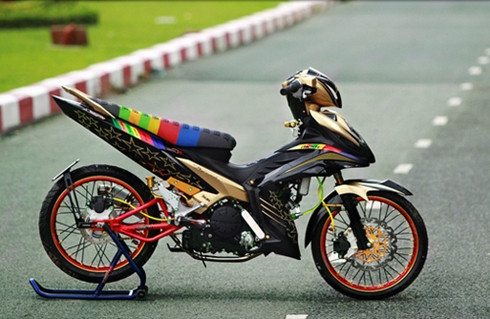 Một phiên bản Exciter cũng của dân chơi Sài Gòn với phong cách Dragbike cùng những gam màu bắt mắt.