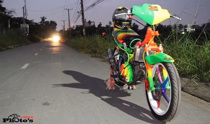 Yamaha Exciter đời 2011 của một dân chơi Việt được gỡ bỏ dàn áo thể thao vốn có và thay vào đó là dàn tem phong cách 7 màu tự do. Xe sử dụng phuộc YSS bình dầu rời màu vàng kết hợp với bình xăng màu xanh lá cây khá nổi bật.