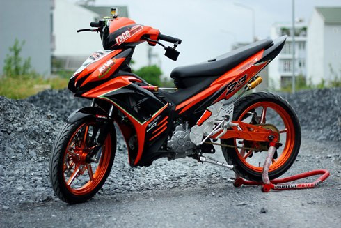 Yamaha Exciter với phong cách tem đấu Aprillia màu cam sặc sỡ tại Sài Gòn.