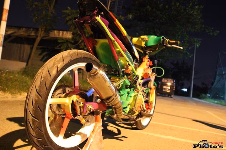 Ngoài dàn áo sặc sỡ, Exciter này còn được nâng cấp động cơ cho công suất 177 phân khối. Xe được trang bị cây pô AHM Oval uy lực.