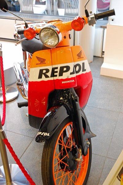 Đầu xe sặc sỡ với chóa đèn chói sáng.