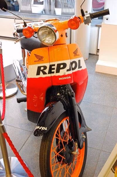 Đầu xe sặc sỡ với chóa đèn chói sáng.