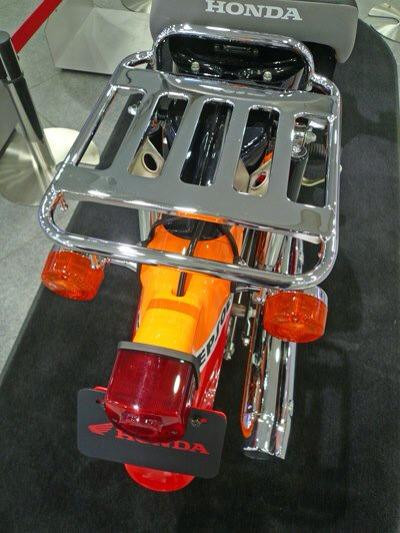 Phần yên sau vuông vắn có thể chở được một người.