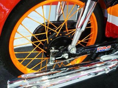 Dàn chân với niềng đùm căm màu cam ấn tượng.