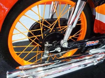 Dàn chân với niềng đùm căm màu cam ấn tượng.