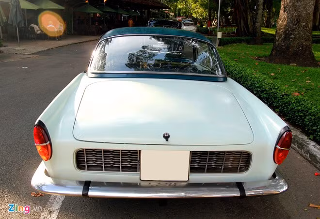 Dòng xe này được nhập vào Việt Nam trong những năm 60 của thế kỷ trước. Khách hàng chủ yếu là những công tử Sài thành trẻ tuổi thời bấy giờ. Trải qua hơn nửa thế kỷ, model này chỉ còn lại vài chiếc trên địa bàn cả nước và được những người mê xe cổ săn lùng.