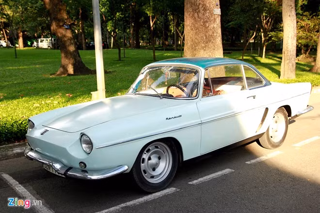 Chiếc xe này được những người thợ Sài Gòn phục dựng từ một chiếc Floride cũ, được sơn mờ màu xanh nhạt, chủ xe đã giữ lại một số chi tiết nguyên bản.