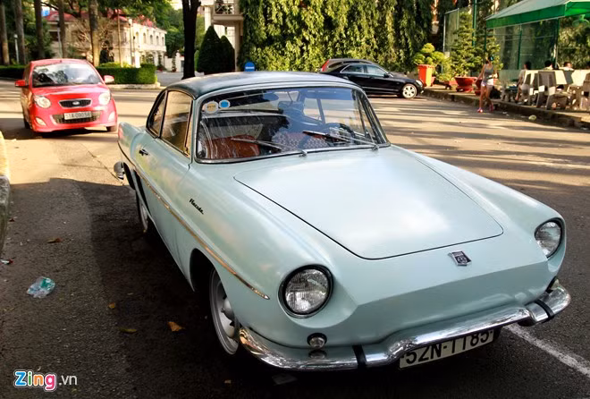 Thập niên 60 của thế kỷ XX, trước những thành công của dòng xe Volkswagen Bug/Beetle tại Bắc Mỹ, Renault cũng muốn nhảy vào thị trường béo bở này. Nhằm lấy lòng người dân địa phương, hãng lấy tên Floride, (phiên âm tên bang Florida, Hoa Kỳ) để đặt cho mẫu xe thể thao của mình.