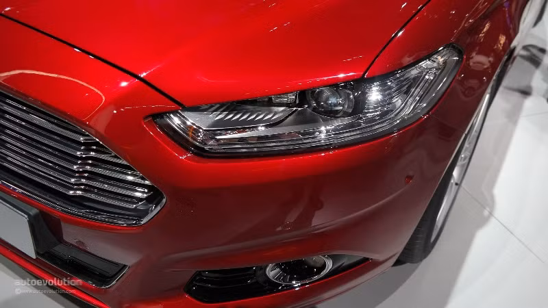 Ford Mondeo 2015 cũng được cung cấp phiên bản Hybrid với động cơ xăng 2.0 lít kết hợp với 2 mô tơ điện, pin lithium-ion 1.4 kWh.