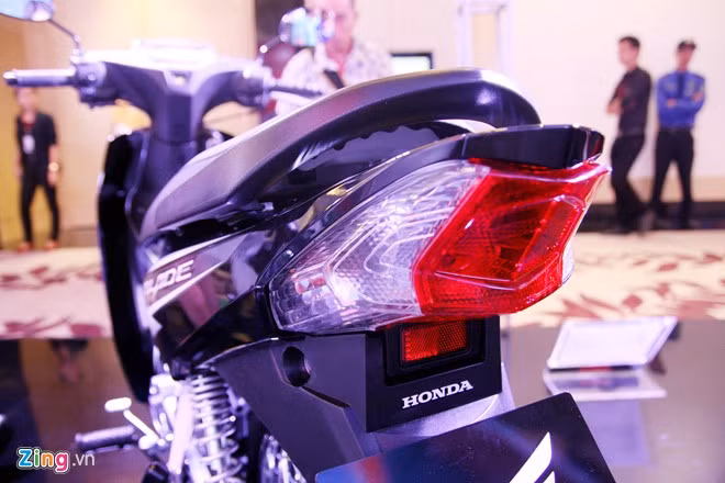 Cụm đèn hậu bầu bĩnh và cũng có thiết kế liền khối.