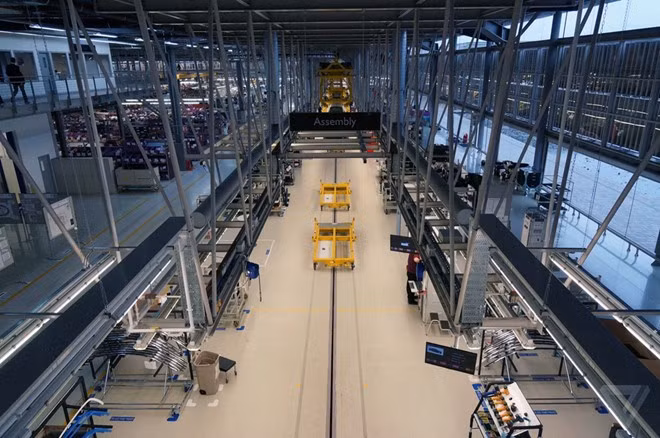 Thay vì vận chuyển những chiếc xe bằng băng chuyền, Rolls-Royce sử dụng hệ thống xe kéo (màu vàng) để di chuyển những chiếc xe từ bộ phận này sang bộ phận khác.