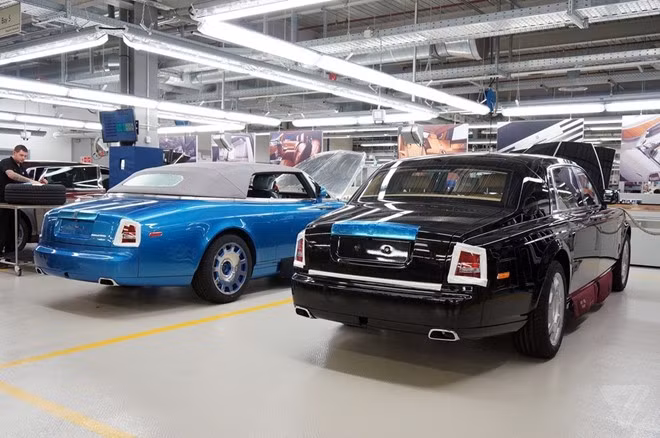 Tại khu vực cá nhân hóa chiếc xe, một số chi tiết không thể lắp ráp trên dây chuyền chung sẽ được thực hiện tại đây. Nhờ đó, những chiếc xe do Rolls-Royce tạo ra theo đơn đặt hàng sẽ là độc nhất vô nhị, do không sản xuất trên dây chuyền đại trà.