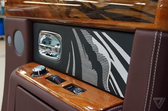 Những chiếc xe của Rolls-Royce đều sử dụng loại vật liệu gỗ và da cao cấp. Trong hình là một cánh cửa của mẫu sedan Ghost, được bọc da và ốp gỗ hoàn toàn thủ công.