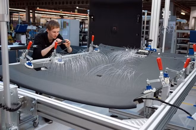 Một trong những điều thú vị nhất mà Rolls-Royce mang đến cho khách hàng chính là việc tạo bầu trời sao bên trong cabin xe. Trong hình là những sợi quang học được gắn lên lớp da bọc trên trần xe. Sau đó, những sợi quang học này sẽ được kết nối với hệ thống đèn LED để tạo ra những màu sắc khác nhau.