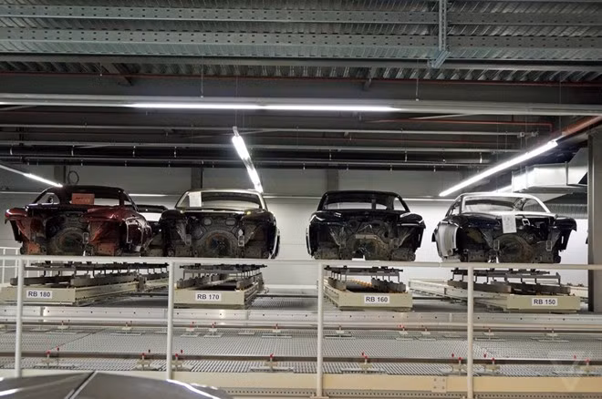 Các chi tiết thân xe được sản xuất tại Đức và chuyển về nhà máy ở Anh để lắp ráp và thực hiện các bước hoàn thiện.