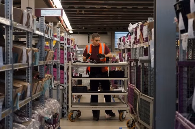 Những người thợ tại nhà máy Rolls-Royce có trên tay cả một danh sách dài những bộ phận cần thiết. Sau đó, họ sẽ đi lấy chúng từ một nhà kho rất lớn bên trong nhà máy.