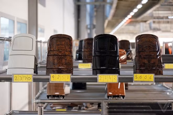 Rolls-Royce cung cấp cho khách hàng rất nhiều sự lựa chọn để cá nhân hóa chiếc xe. Đối với những chi tiết không có sẵn, Rolls-Royce vẫn có khả năng tạo ra, bởi họ có một đội ngũ chuyên gia lành nghề.