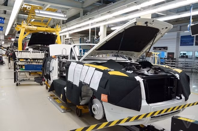 Một chiếc xe đang trong quá trình hoàn thiện với rất nhiều yêu cầu khác nhau từ chủ xe. Những yêu cầu này được ghi trên các mảnh giấy gắn trên thân xe.