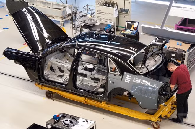Sau khi được đánh bóng, thân xe được vận chuyển đến khu vực lắp ráp các chi tiết cơ khí.