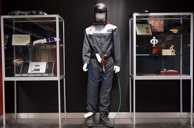 Rolls-Royce sử dụng máy móc để thực hiện việc sơn lót cho xe, trong khi toàn bộ các quá trình sơn hoàn thiện và đánh bóng đều được thực hiện thủ công. Trong hình là một bộ đồ bảo hộ dành cho những người trực tiếp sơn hoàn thiện xe.