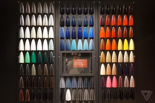 Những khách hàng của Rolls-Royce có thể lựa chọn bất kỳ màu nào họ yêu thích. Trong hình chỉ là một số ít màu sắc đã được Rolls-Royce phối màu sẵn. Mặc dù vậy, khoảng 80% khách hàng mua xe Rolls-Royce đều lựa chọn những màu sơn mang tính truyền thống là đen, trắng và bạc.