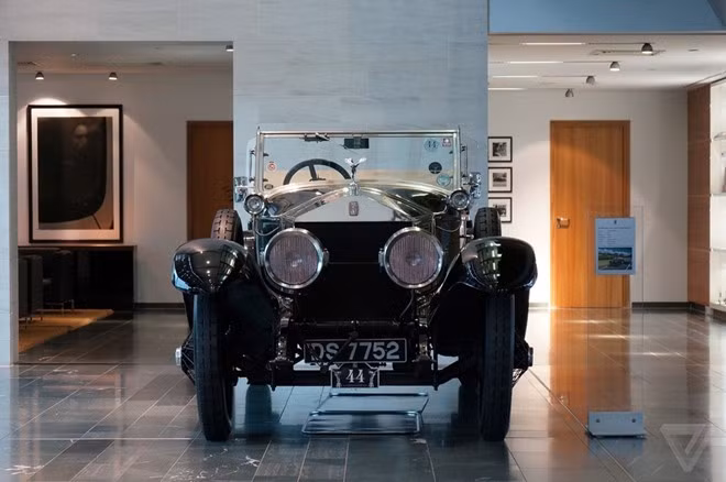 Chiếc Rolls-Royce Silver Ghost Piccadilly Roadster này được sản xuất từ năm 1923 và hiện vẫn hoạt động tốt. Chiếc xe được trưng bày ngay cạnh quầy lễ tân của nhà máy Rolls-Royce, như một minh chứng cho chất lượng và sự bền bỉ của các sản phẩm mang thương hiệu xe sang hàng đầu thế giới này.
