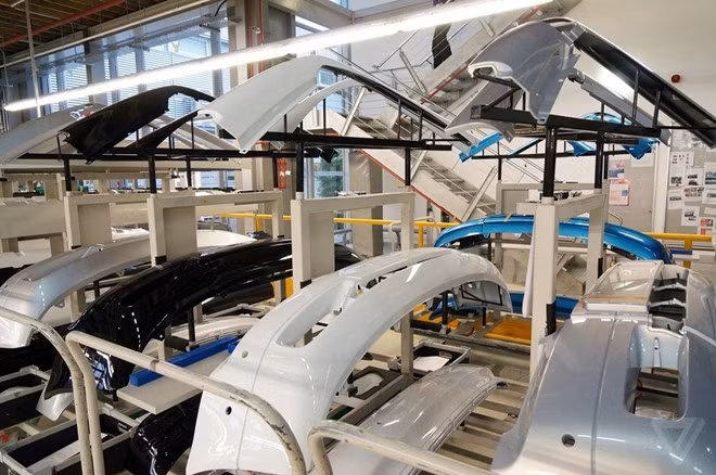 Các bộ phận hoàn thiện xe xếp hàng lần lượt chờ lắp ráp.