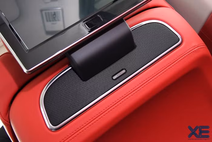 Những công nghệ nổi bật khác trong đặc tính vận hành là hệ thống treo khí nén điều khiển điện tử có thể chủ động nâng hạ gầm, hệ thống kiểm soát địa hình tự động Terrain Response@2, điều khiển động học thích ứng (Dynamic Response)...