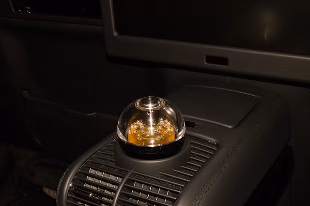 Tại Việt Nam Maybach 62S có mức giá trung bình vào khoảng 1,3 triệu USD tất nhiên khi đó chiếc xe siêu sang phải mang trên mình biển số trắng tức nộp đủ các loại thuế.