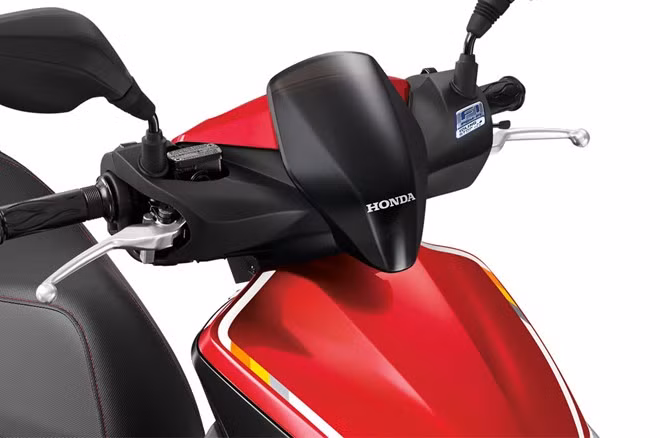 Thiết kế cụm đèn pha đôi to, được tích hợp thêm dải đèn LED định vị.