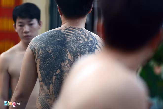 Học viên tên Khang (nhà ở quận 10, TP.HCM) vào trung tâm để cai nghiện và thi hành án cướp giật tài sản. Anh này có hình xăm kín lưng. Khang bị cản sát hình sự bắt giữ khi theo bạn bè đi "ăn hàng" ngoài phố cách đây không lâu. Khi ra tòa, anh ta nhận bản án 5 năm tù. Do chích ma túy nên được đưa vào trại để vừa cai nghiện vừa thực hiện án tù.