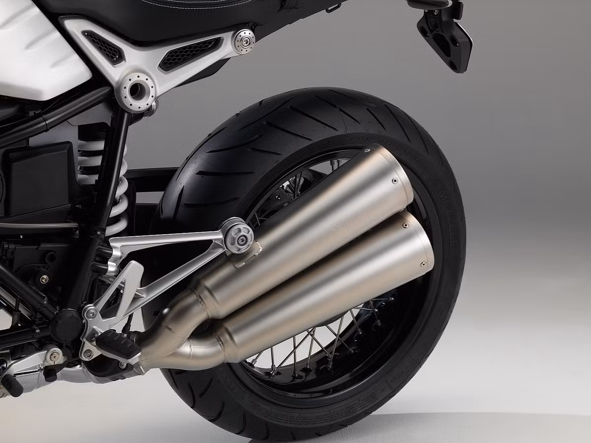 Ống xả Akrapovic bằng titan với ốp chống nhiệt làm từ sợi carbon.