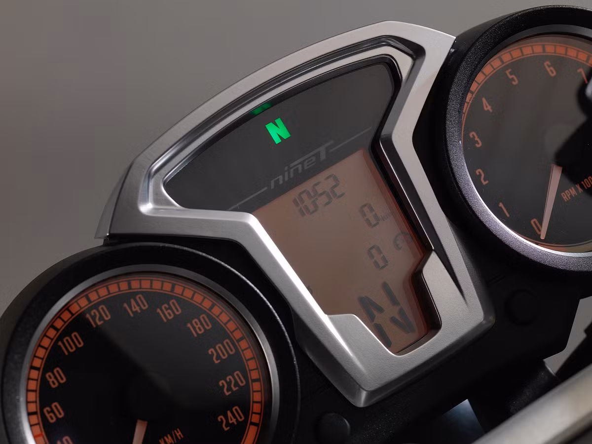 Đồng hồ của xe mang thiết kế cổ điển. Tại thị trường Indonesia, mẫu xe này có giá 38.920 USD (828 triệu đồng).