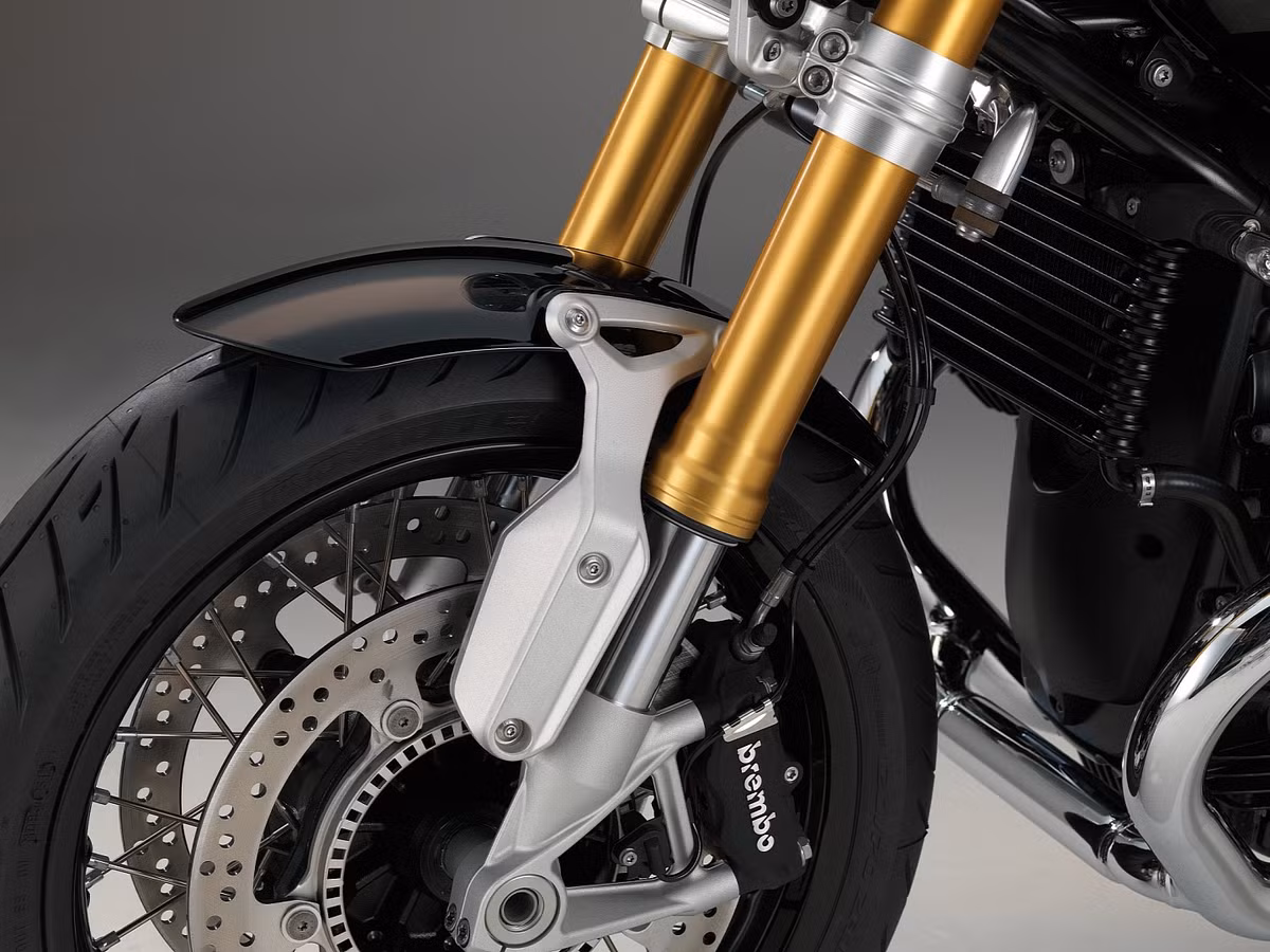 Hệ thống an toàn của xe được đảm bảo bởi phanh đĩa trước đôi 320 mm và phanh đĩa sau đơn 265 mm, hệ thống chống bó cứng phanh ABS.