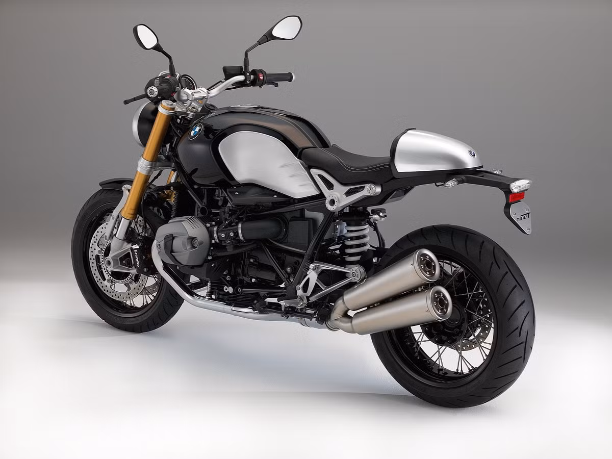 BMW R NineT 2014 có đợt nhập khẩu vào Việt Nam hồi tháng 6 năm nay sau khi được ra mắt tại thị trường Indonesia. Thiết kế độc đáo của xe là sự kết hợp hoàn hảo giữa phong cách retro cổ điển và những đường nét hiện đại.