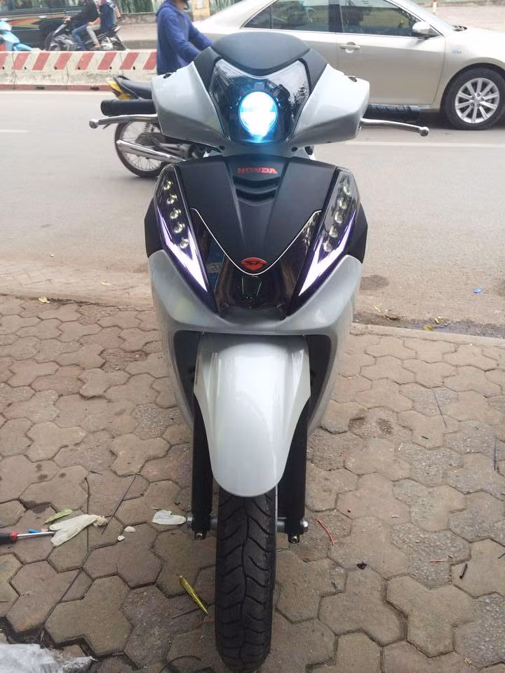 Chưa thỏa mãn với điều này, một dân chơi ở Sài Gòn đã "make up" cho xe với gương cầu và dàn đèn LED O'block kết hợp LED Audi.