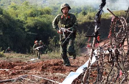 Lực lượng bộ binh Trung đoàn 209 vượt qua cửa mở.