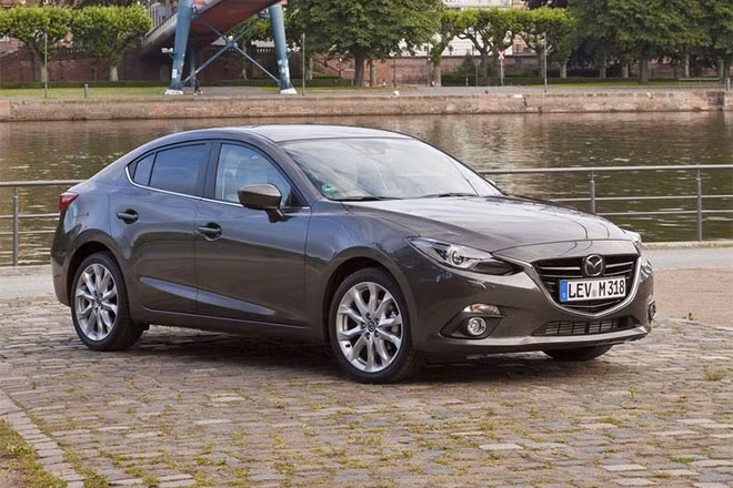 Ngoại thất xe hiện đại và đẹp mắt với ngôn ngữ thiết kế Kodo và những đường nét tương tự như đàn anh Mazda6. Nền tảng khung gầm của Mazda3 cũng tương tự như hai dòng xe đàn anh cực kỳ ăn khách là CX-5 và Mazda6.