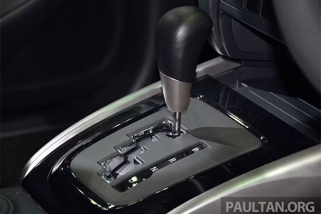 Xe được trang bị hệ dẫn động 4 bánh tiêu chuẩn có thể ngắt khi không cần thiết.