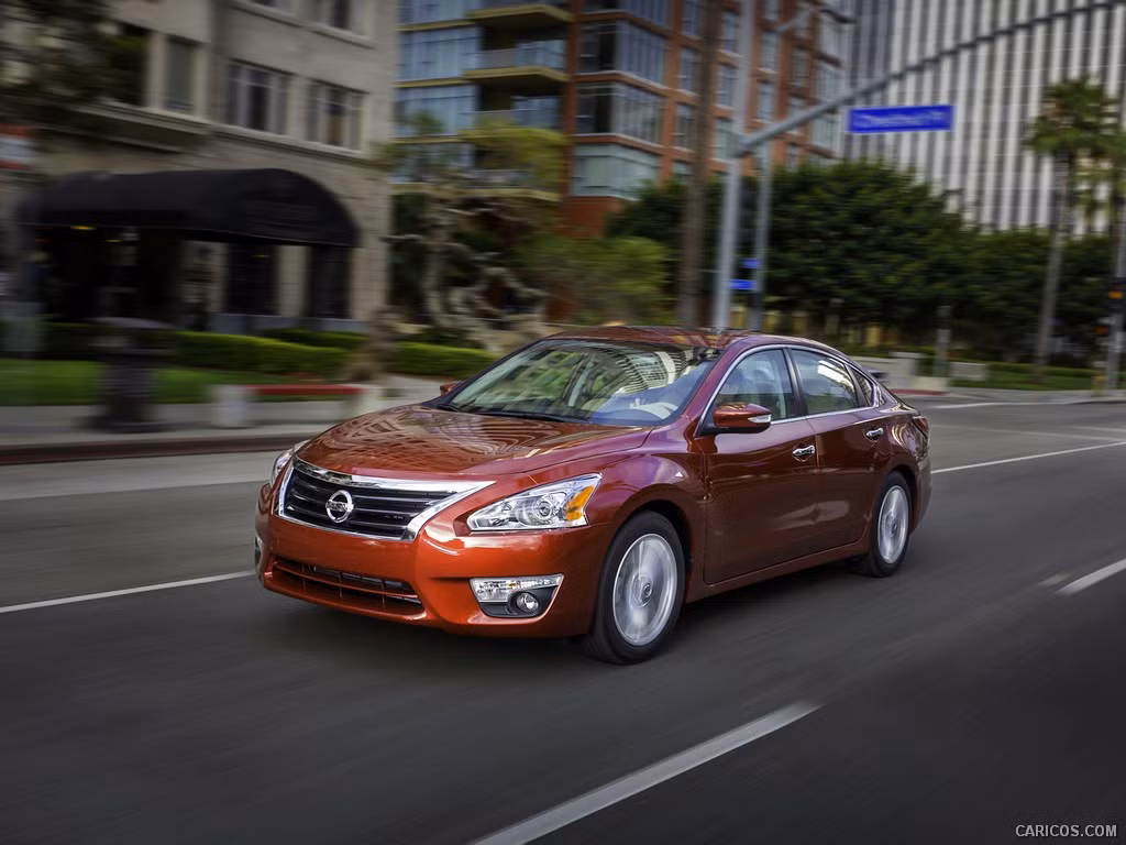 Nissan Altima được trang bị động cơ V6 mạnh mẽ, hộp số tự động, chiếc xe vận hành tốt trên mọi địa hình, và khá nhanh nhẹn. Nissan Altima cũng có nội thất thoải mái, phù hợp với nhiều lứa tuổi, chỗ để chân rộng rãi ở phía sau. Nhược điểm của Altima là nóc xe khá thấp và việc ra vào xe sẽ không dễ dàng với những ai có chiều cao quá khổ.