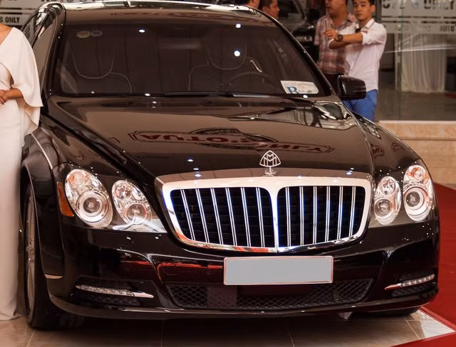 Dựa trên phiên bản tiêu chuẩn, 62S được trang bị thêm vách ngăn ở giữa hàng ghế trước và sau. Vách ngăn trên 62S là loại bằng kính và khi cần sự riêng tư một chiếc rèm sẽ đảm nhận nhiệm vụ này. Khi vách ngăn được chủ nhân hàng ghế sau kích hoạt cũng là lúc không gian nội thất 62S được chia cách riêng biệt.