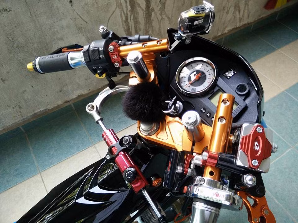 Trợ lực Racingboy, ghi đông Racingboy, cùm tăng Uma, nắp dầu RB, camera hành trình cũng được trang bị trên xe.